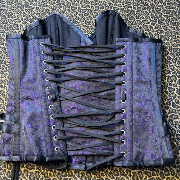 Black and Purple Lace Corset Size 26 - Picture 10 of 14